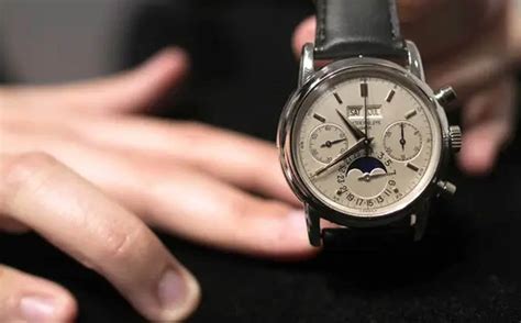how to identify a fake coach watch